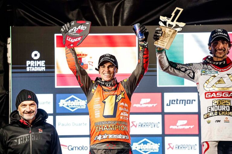 Iván Cervantes celebrando su victoria en un evento de motociclismo.