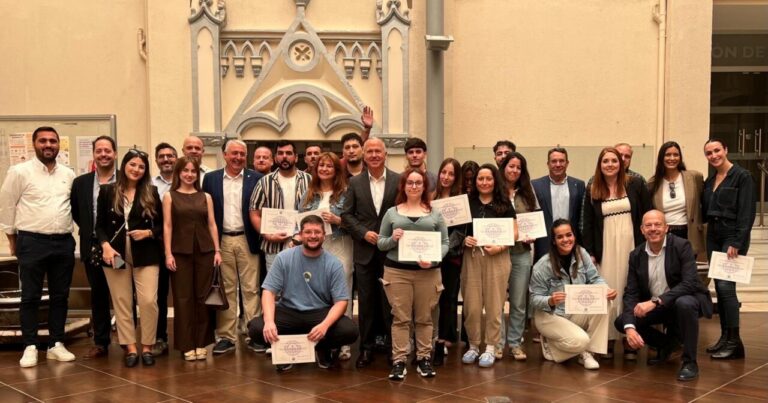 Grupo de personas con certificados de finalización de curso de juego online