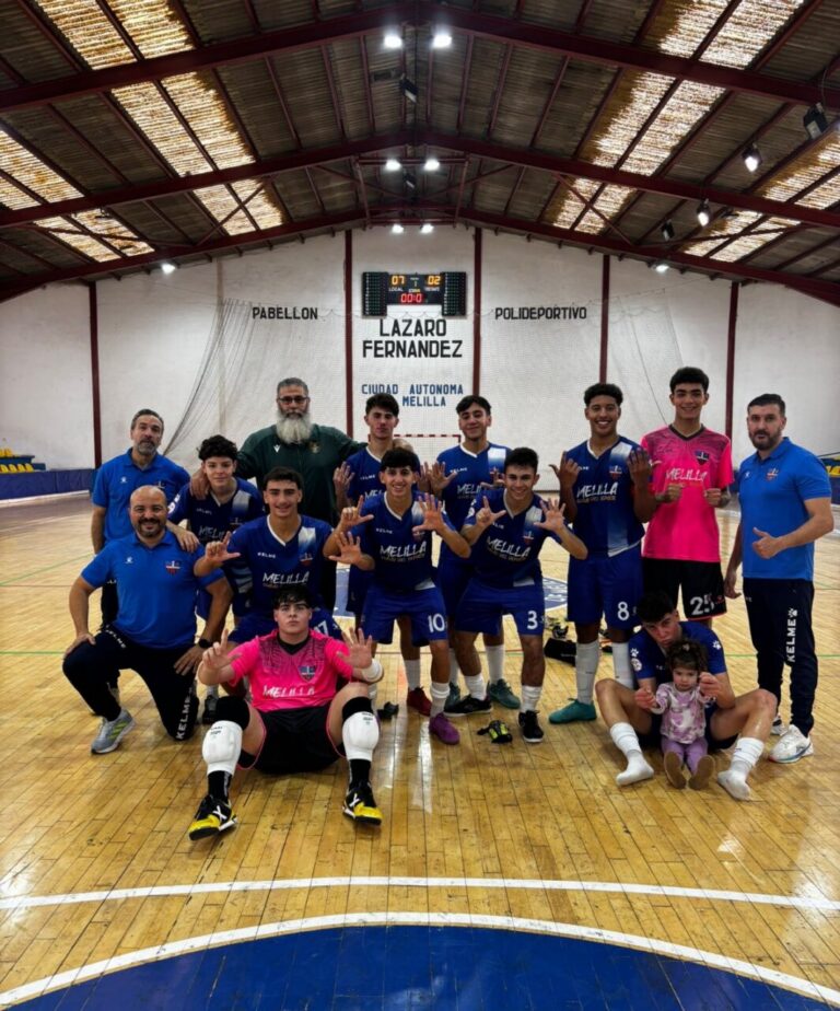 Equipo de futsal melillense posando en el pabellón tras un partido
