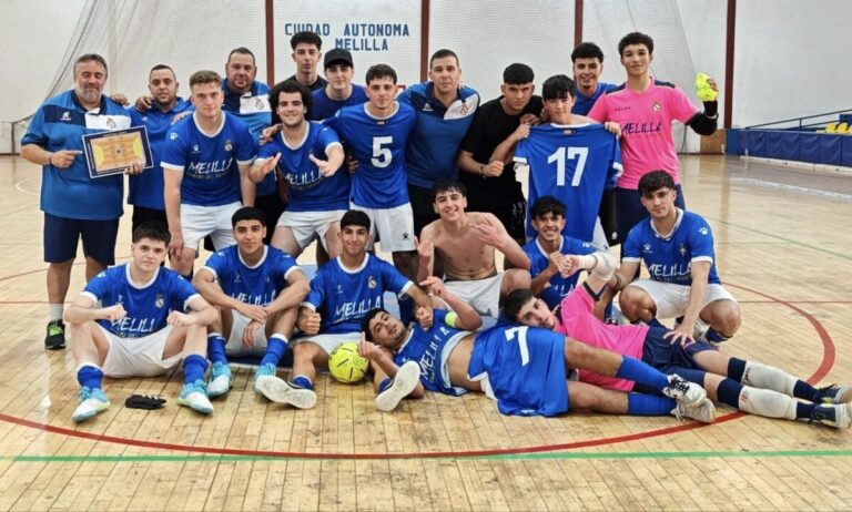 Jugadores del C.F. Rusadir y Peña Real Madrid celebrando en el pabellón