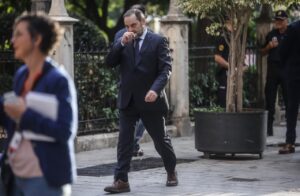 Víctor de Aldama caminando durante declaraciones sobre José Luis Ábalos