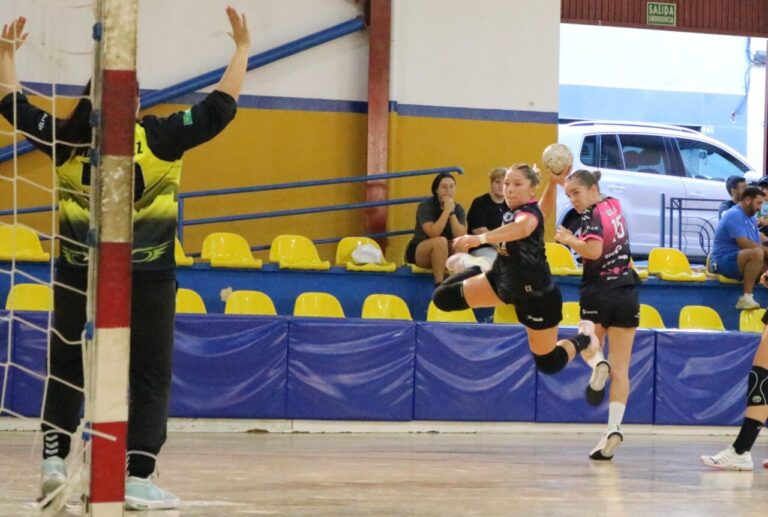 Jugadoras del Maravilla Melilla en acción durante un partido de balonmano
