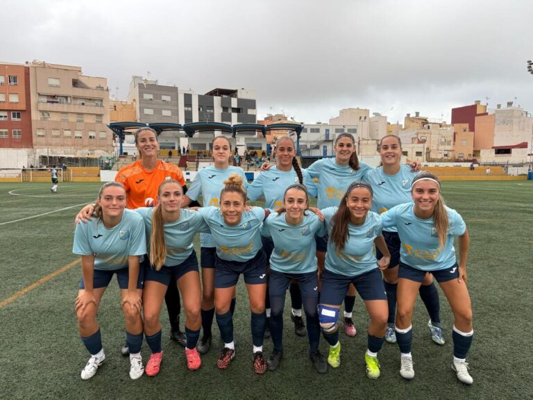 Jugadoras del ATM Melilla posando en el campo de fútbol.