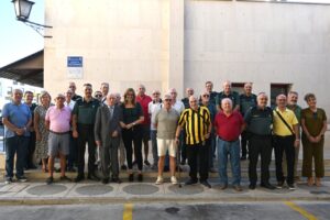 Grupo de veteranos de la Guardia Civil en Melilla durante un desayuno conmemorativo.