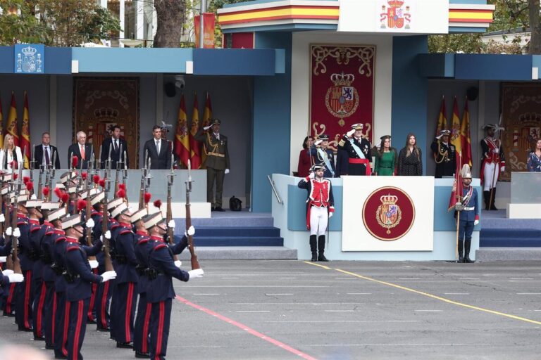 Desfile militar con la Familia Real en el Día de la Hispanidad