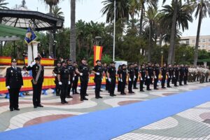 Desfile de policías en Melilla con banderas españolas