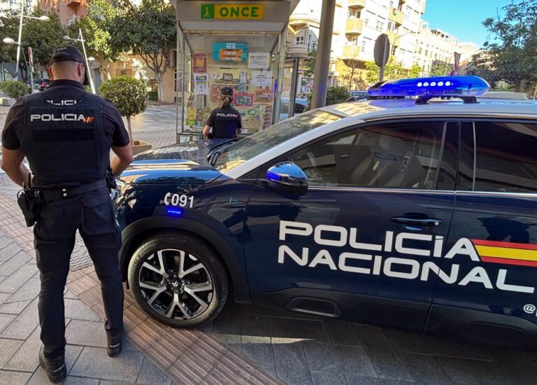 Policía Nacional interviniendo en un incidente en Melilla