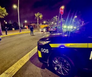 Policía local realizando controles de tráfico en la noche