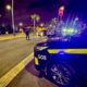 Policía local realizando controles de tráfico en la noche