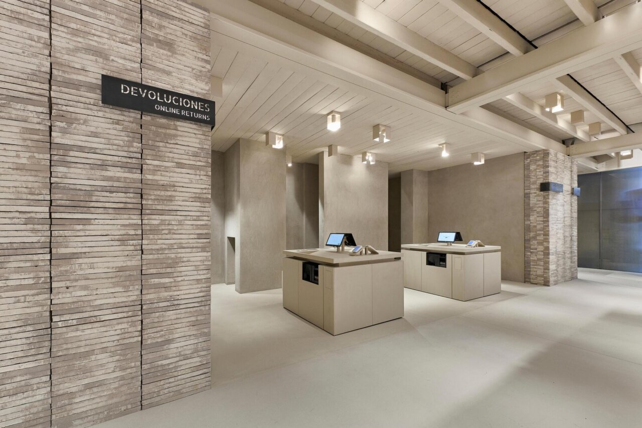 Interior de una tienda con área de devoluciones y mostradores