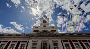Aviones militares sobrevolando Madrid durante el desfile del Día de la Fiesta Nacional