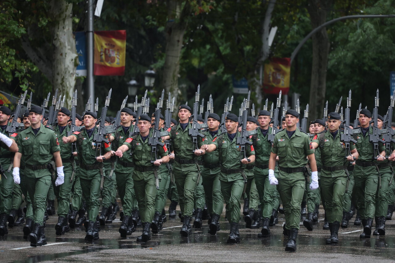 Desfile militar en Madrid con soldados marchando con rifles