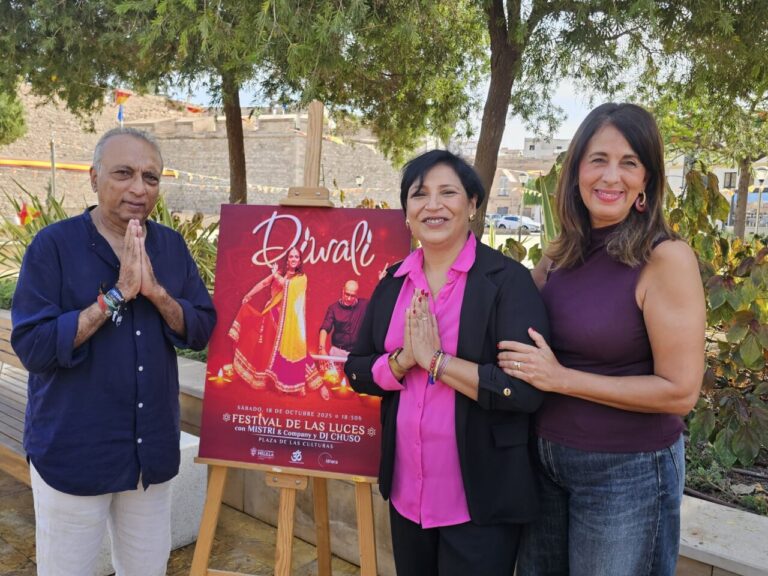 Celebración del Diwali en Melilla con personas y cartel del evento.