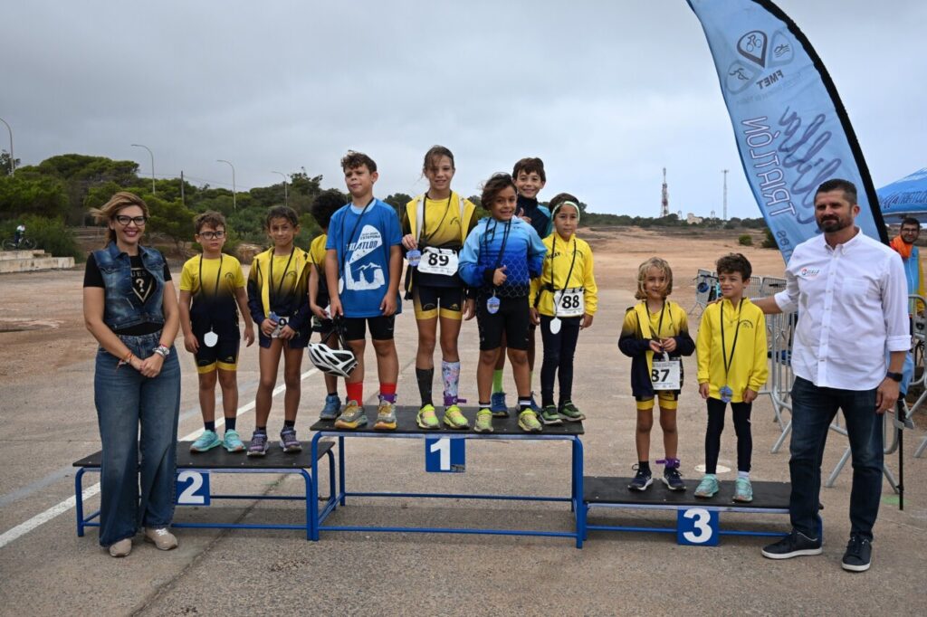 Podio de ganadores infantiles en el Duatlón Cros TriMelilla 2025