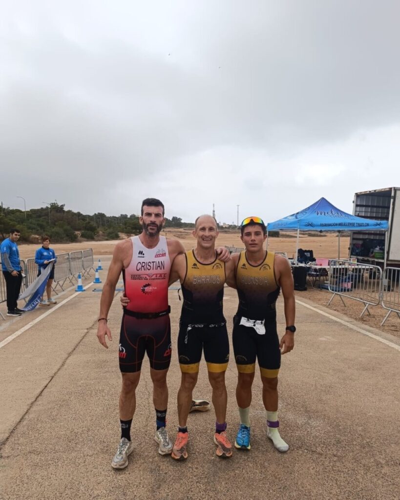 Tres competidores posando tras el Duatlón Cros TriMelilla 2025