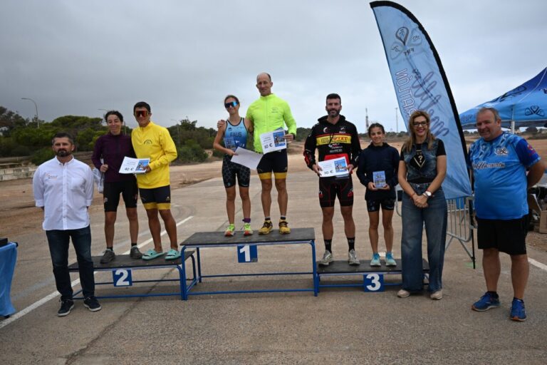 Podio del Duatlón Cros TriMelilla 2025 con los ganadores y organizadores