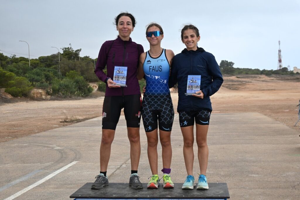 Tres mujeres en el podio del Duatlón Cros TriMelilla 2025 con trofeos.