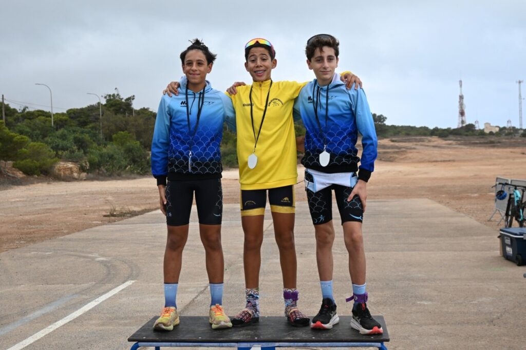 Tres jóvenes atletas en el podio del Duatlón Cros TriMelilla 2025
