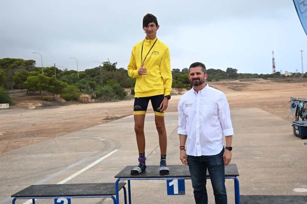 Ganador del Duatlón Cros TriMelilla 2025 en el podio