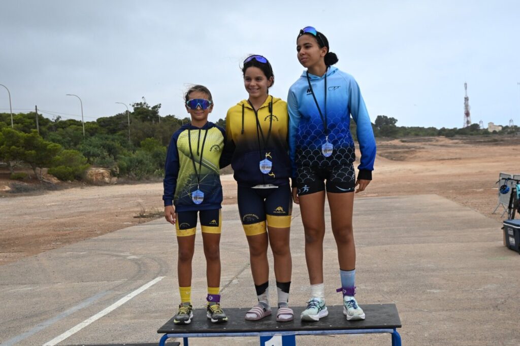 Tres jóvenes ganadoras en el podio del Duatlón Cros TriMelilla 2025