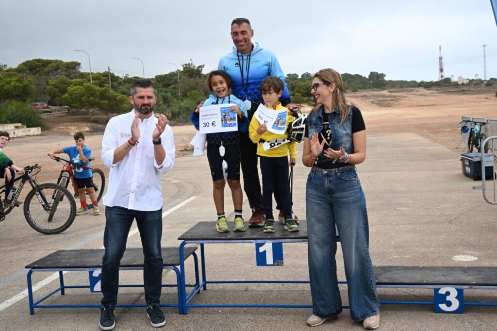 Entrega de premios a los ganadores del Duatlón Cros TriMelilla 2025
