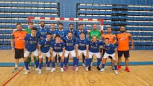 Equipo de fútbol sala Nueva Era Melilla posando en la cancha