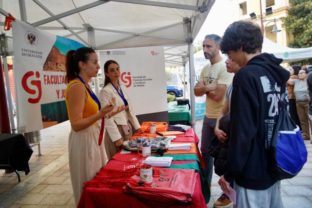 Estudiantes interesados en emprendimiento en Melilla durante un evento