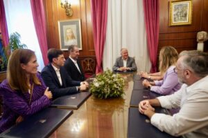 Reunión sobre empresas de juego online en Melilla con varios asistentes