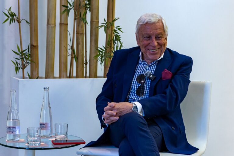 Enrique Bohórquez sonriendo durante la presentación de su libro