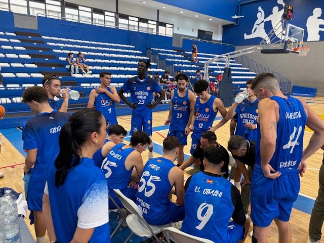 Jugadores del C.D. Enrique Soler en un tiempo muerto durante un partido de baloncesto.