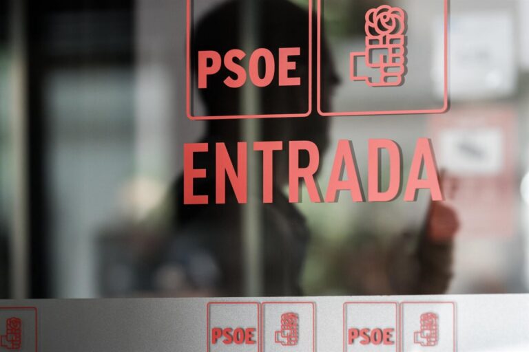 Puerta de entrada con el logo del PSOE y la palabra entrada