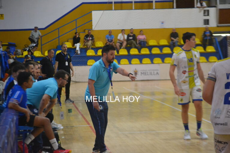 Entrenador Oriol Ferré dirigiendo a su equipo de balonmano en el partido.