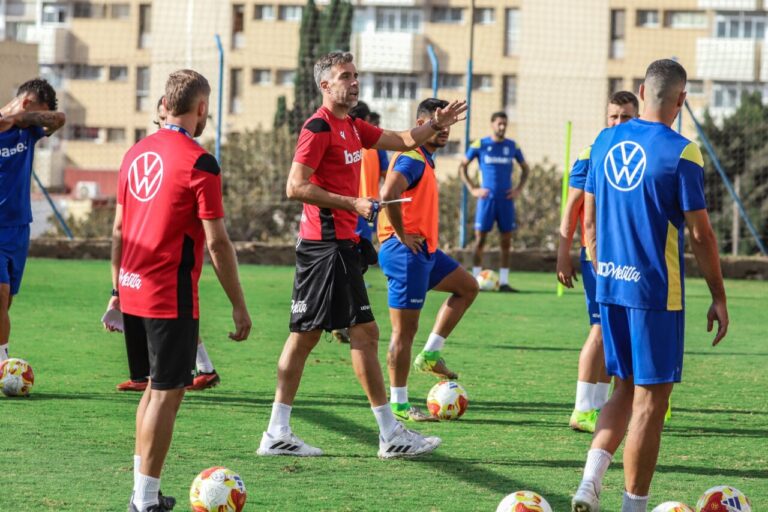 Entrenador Alberto Cifuentes dirigiendo un entrenamiento de la U.D. Melilla.