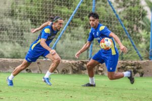 Jugadores de la U.D. Melilla entrenando en el campo.