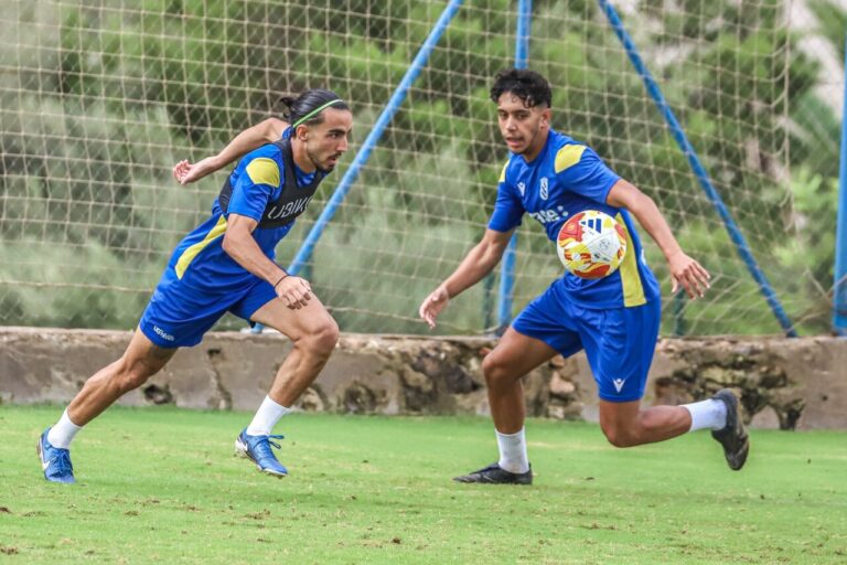 Jugadores de la U.D. Melilla entrenando en el campo.
