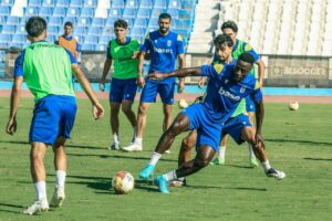 Jugadores de la U.D. Melilla entrenando en el Estadio Municipal Álvarez Claro.