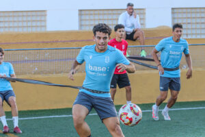 Jugadores juveniles de la U.D. Melilla entrenando en el campo