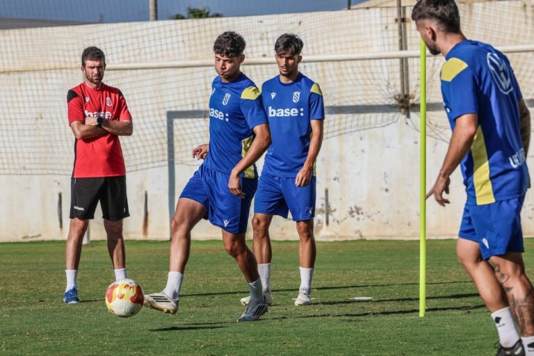 Jugadores de la U.D. Melilla entrenando en el campo de fútbol