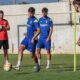 Jugadores de la U.D. Melilla entrenando en el campo de fútbol