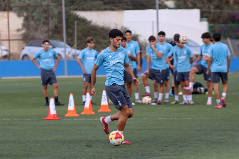 Jugadores del equipo juvenil de la U.D. Melilla entrenando en el campo