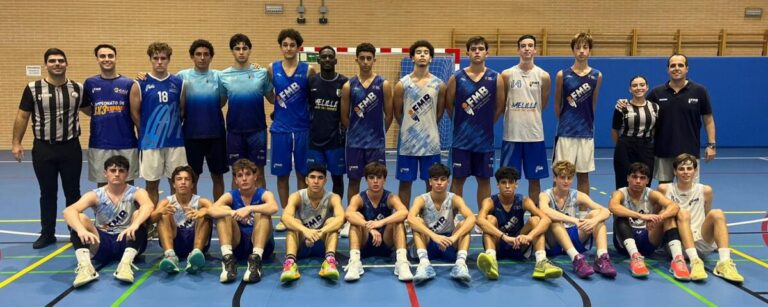Equipo de baloncesto FMB en la cancha durante un campeonato