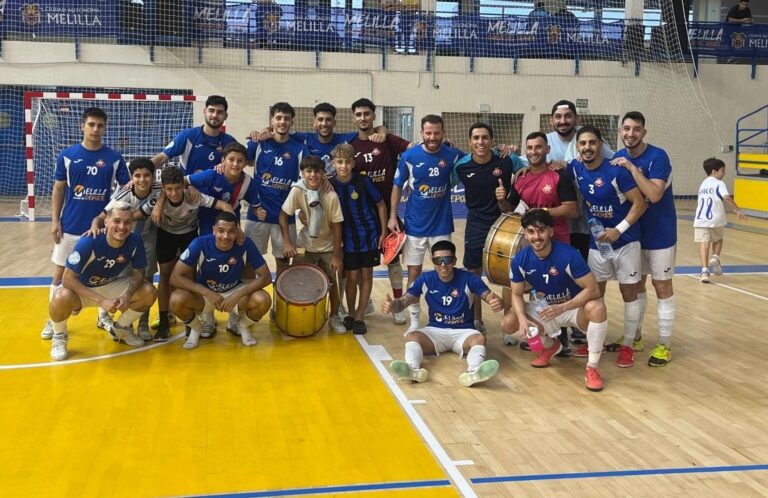 Jugadores del C.D. Melistar posando en la pista de fútbol sala
