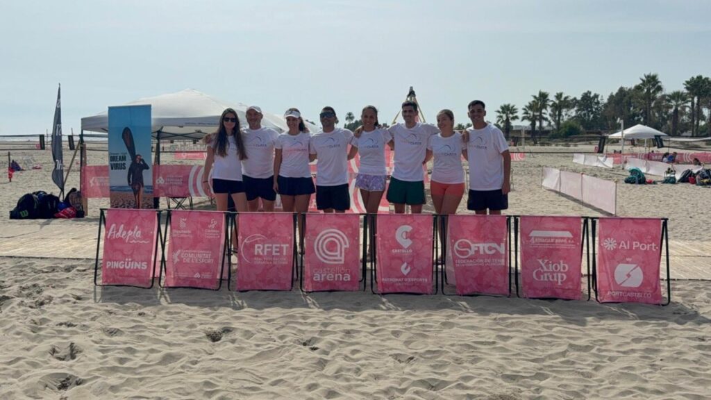 Equipo del Club de Tenis Playa de San Lorenzo en la playa