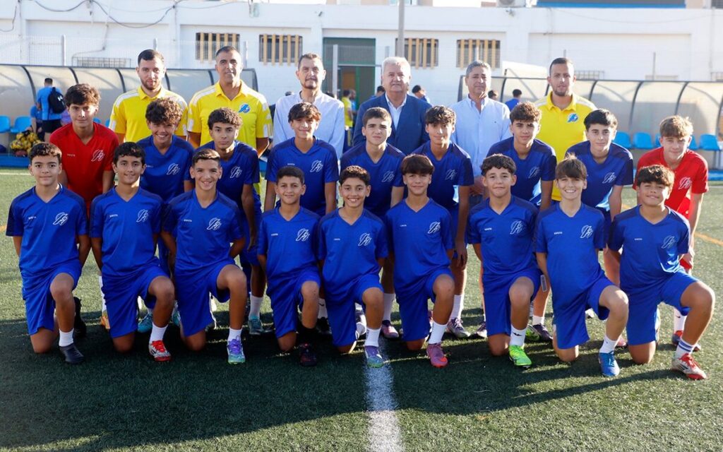 Foto de un equipo juvenil de fútbol posando en el campo