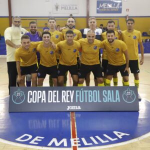 Equipo de fútbol sala posando con camiseta amarilla en Melilla