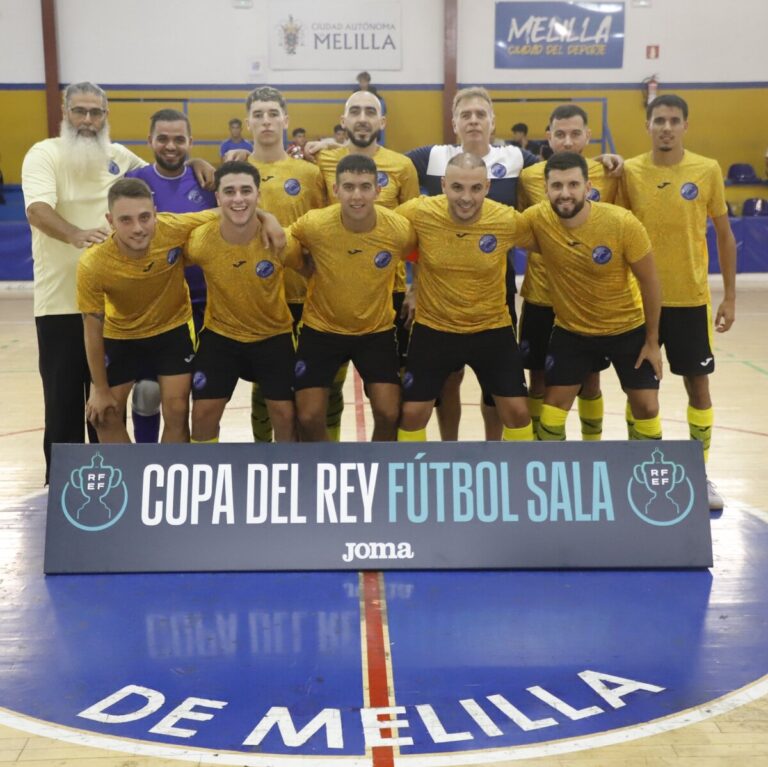 Equipo de fútbol sala posando con camiseta amarilla en Melilla