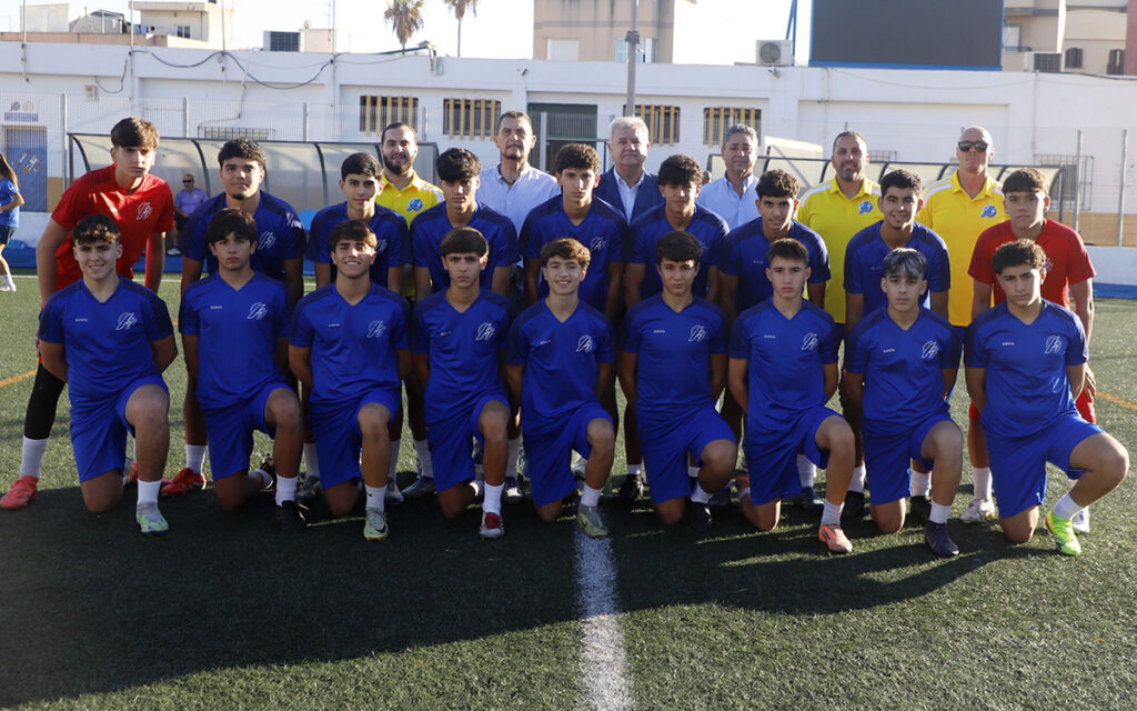 Equipo de fútbol Sub-16 posando en el campo