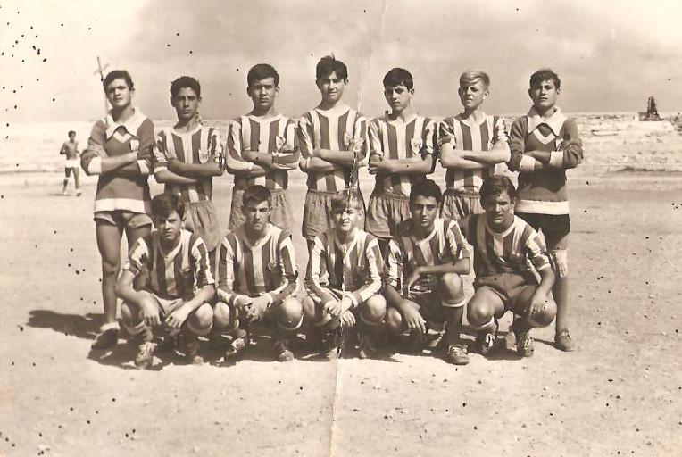 Fotografía en blanco y negro de un equipo infantil de fútbol en Melilla.