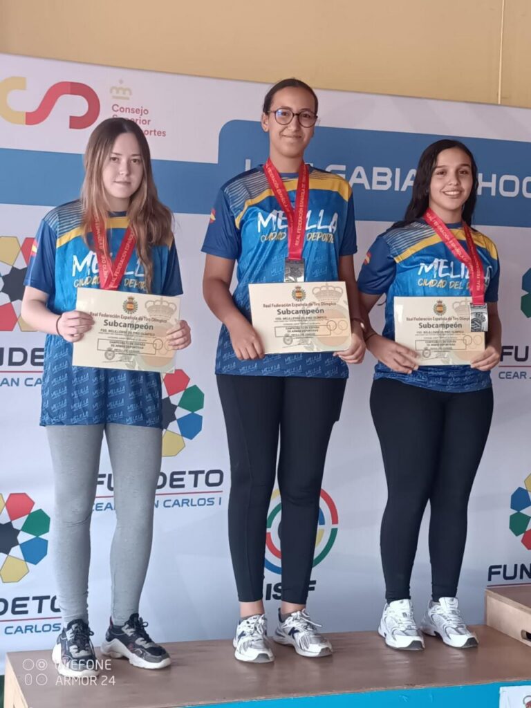 Equipo junior femenino de tiro olímpico con medallas en el campeonato