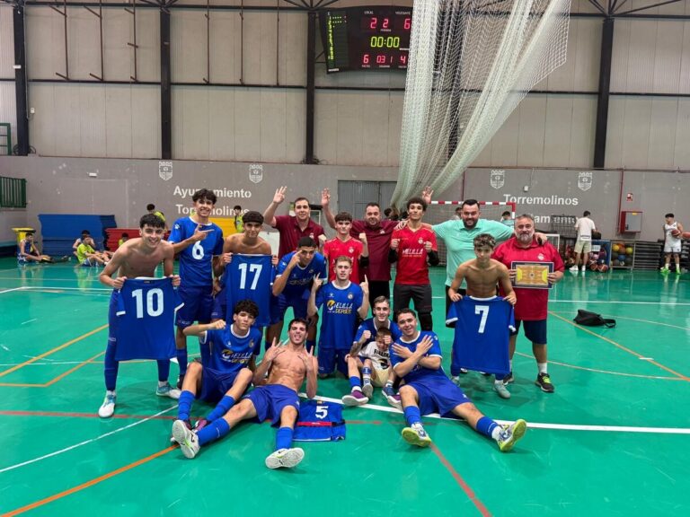 Jugadores del equipo melillense celebrando una victoria en el polideportivo